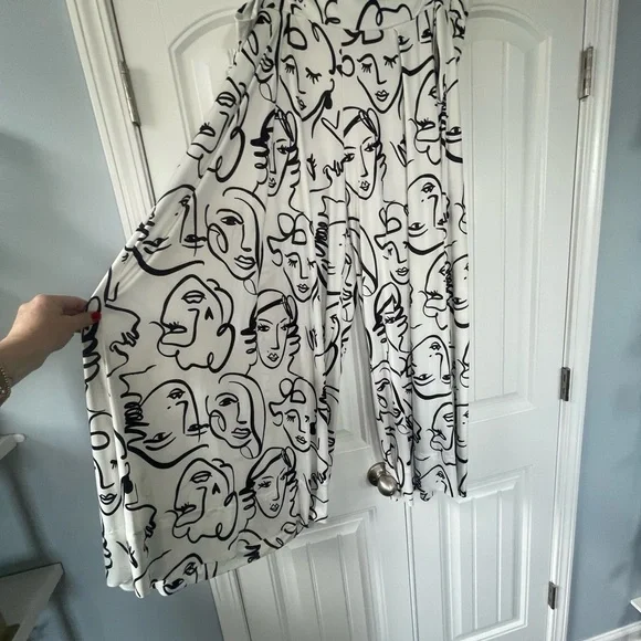 Abstract Black and White Flowy Palazzo Pants size 24/26 - Picture 1 of 7